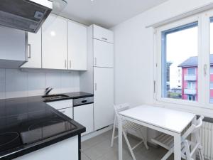 Ett kök eller pentry på Luxury Sunrise Terrace, 4,5 Rooms FR-22