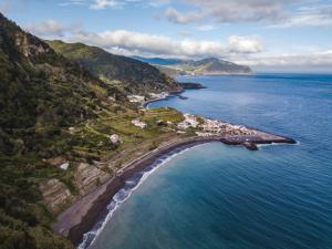 una vista aérea de una pequeña isla en el océano en Alojamento CANTO NA RELVA, en Ponta Delgada