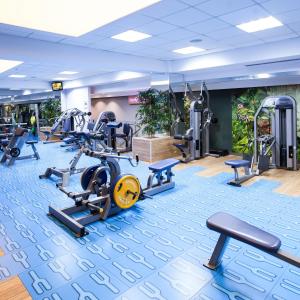 een fitnessruimte met loopbanden en fitnessapparatuur in een gebouw bij Presidential Luxury Apartments With Amazing View - YamaLuxe in Boekarest
