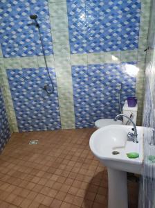 a bathroom with a sink and a shower at Que du bonheur chez Laïla in Abene