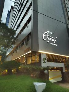 um edifício de escritórios com o logótipo da seiva em Hotel Oscar Gold Savassi em Belo Horizonte