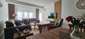 ein Wohnzimmer mit einem Sofa und einem Tisch in der Unterkunft Value Living Apartment in Ferizaj
