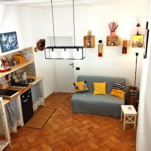 ein Wohnzimmer mit Couch und Küche in der Unterkunft OLD TOWN HOUSE LA CORTE Casa Vacanze in Civita Castellana