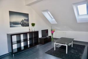 ein Wohnzimmer mit einem Tisch und einem Sofa in der Unterkunft Sunrise Terrace 2,5 Room Apartment FR-31 in Wallisellen