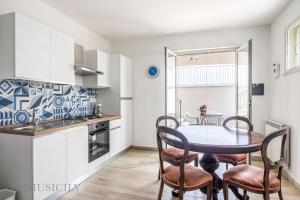 Køkken eller tekøkken på La Dimora del Mare by Domus Sicily + 17 billeder