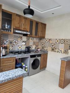 Kuchyň nebo kuchyňský kout v ubytování Appartement lumineux avec piscine
