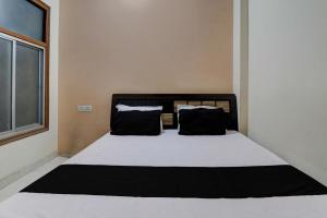 Postelja oz. postelje v sobi nastanitve OYO Shine Hotel