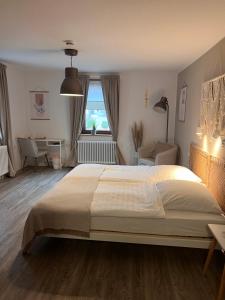 Un dormitorio con una cama grande y una ventana en Pension Krone Sternenfels, en Sternenfels