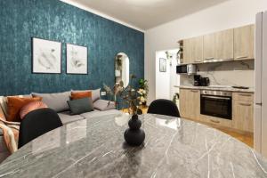 Küche/Küchenzeile in der Unterkunft Magheru Apartments: Modern, Comfortable, Unforgettable