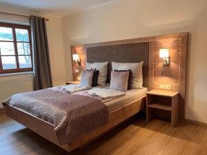 1 dormitorio con 1 cama grande y cabecero de madera en Landhaus Aigner, en Allhartsberg