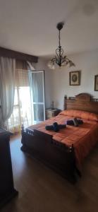 1 dormitorio con 1 cama grande con 2 objetos en HOGAREÑO ADOSADO EN EL PUEBLO DE ARDALES, en Ardales
