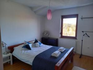1 dormitorio con 1 cama con toallas en Lion King Bjelasnica, en Bjelašnica