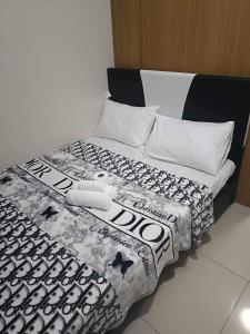 - un lit avec une couette en noir et blanc dans l'établissement Sea Residences, S, Shell Janine's Residency, à Manille