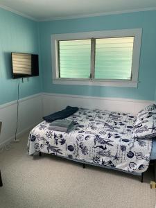 Säng eller sängar i ett rum på Beachfront Cottage Best Location in Ocean View! cottage
