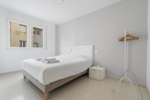 Tempat tidur dalam kamar di Apartamento WELCS EMP-116-cerca del Mar
