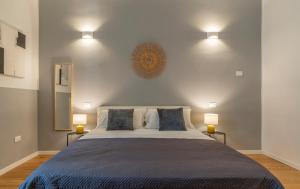 um quarto com uma cama grande e 2 candeeiros em SoClà Boutique Hotel em Taranto