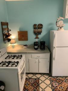 une cuisine avec une cuisinière et un réfrigérateur dans l'établissement Cozy Historic Beach House in Ocean View cottage, à Norfolk