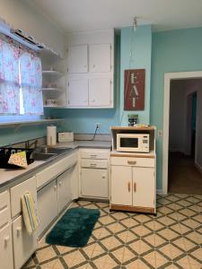 A kitchen or kitchenette at Cozy Historic Beach House in Ocean View cottage