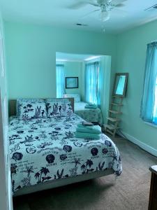 A bed or beds in a room at Cozy Historic Beach House in Ocean View cottage