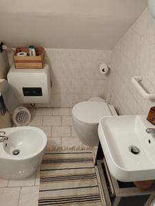 ein Badezimmer mit einer weißen Toilette und einem Waschbecken in der Unterkunft OLD TOWN HOUSE LA CORTE Casa Vacanze in Civita Castellana