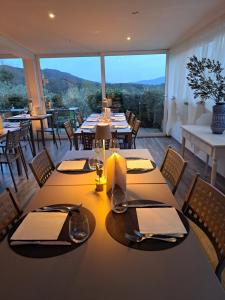 ein Esszimmer mit Tischen und Stühlen und Aussicht in der Unterkunft Tenuta di Forte Sorgnano in Gualdo Cattaneo