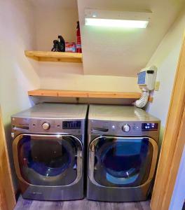 eine Waschküche mit zwei Waschmaschinen und einem Telefon in der Unterkunft Red River Aspen Retreat in Red River