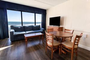 Χώρος καθιστικού στο Deluxe Oceanfront King Room 3rd Floor +4 φωτογραφίες