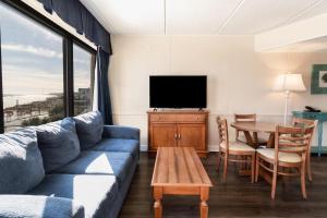 Μια τηλεόραση ή/και κέντρο ψυχαγωγίας στο Deluxe Oceanfront King Room 3rd Floor