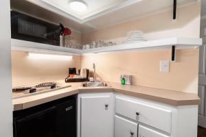 Η κουζίνα ή μικρή κουζίνα στο Deluxe Oceanfront King Room 3rd Floor