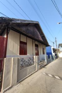 un bâtiment avec une clôture devant lui dans l'établissement OYO 93173 Khazanah Room Syariah, à Yogyakarta