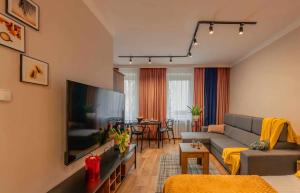 Televízia a/alebo spoločenská miestnosť v ubytovaní Apartament Pod 13