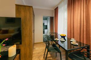 Televízia a/alebo spoločenská miestnosť v ubytovaní Apartament Pod 13