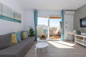 ein Wohnzimmer mit einem Sofa und einem Tisch in der Unterkunft Apartamento costa del Sol in Benalmádena