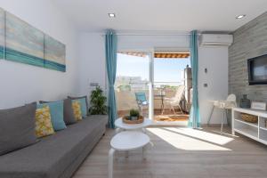 uma sala de estar com um sofá e uma mesa em Apartamento costa del Sol em Benalmádena