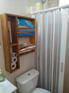 une salle de bain avec des toilettes blanches et une douche dans l'établissement Brisa de Mar., à La Pedrera