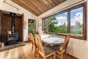 uma sala de jantar com uma mesa e cadeiras e uma lareira em Mountain Escape: with Sauna near Yellowstone em Bozeman