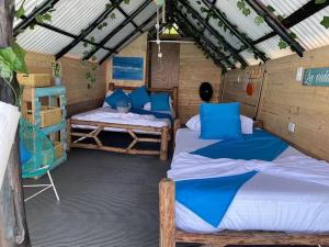 Habitación con 2 camas y mesa. en Salomes cabaña baru en Playa Blanca