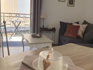 a living room with a table and a couch at L appart d en face in Sarlat-la-Canéda