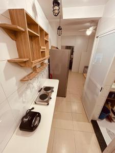 a kitchen with a stove and a refrigerator at Beira Mar Copa in Rio de Janeiro