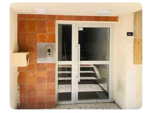 une porte ouverte avec un escalier à l'extérieur d'un bâtiment dans l'établissement Studio de la gare, à Aix-en-Provence