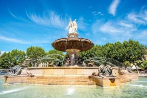 une fontaine dans un parc par beau temps dans l'établissement Studio de la gare, à Aix-en-Provence