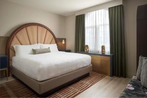 Un dormitorio con una cama grande y una ventana en Hotel Vesper, Houston, a Tribute Portfolio Hotel, en Houston