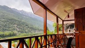a balcony with a view of a mountain at Sita Hotel & Cottage, Manali in Manāli