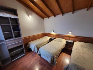een kamer met 2 bedden in een kamer bij Terra Incognita in Ushuaia
