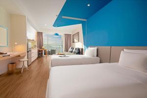 Cette chambre d'hôtel dispose de 2 lits et d'un plafond bleu. dans l'établissement TUI BLUE Nha Trang, à Nha Trang