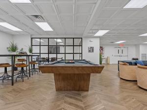 um escritório com uma mesa de bilhar no meio de uma sala em Uptown's Elite- 4BR Luxury Oasis em Charlotte