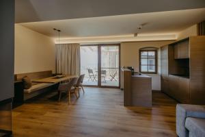 a kitchen and living room with a table and chairs at WEIN DOMIZIL Zieger in Neuhaus am Klausenbach