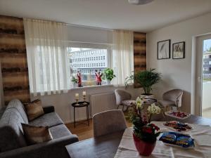 ein Wohnzimmer mit einem Sofa und einem Tisch in der Unterkunft Wohlfühlapartment 24 in Götzis