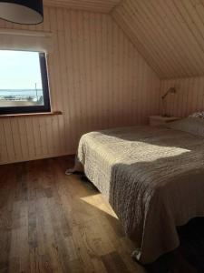 1 dormitorio con cama y ventana en Marina Villa, en Kõiguste