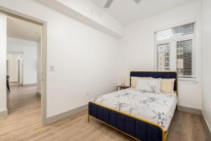 Habitación blanca con cama y ventana en Uptown's Elite- 4BR Luxury Oasis, en Charlotte